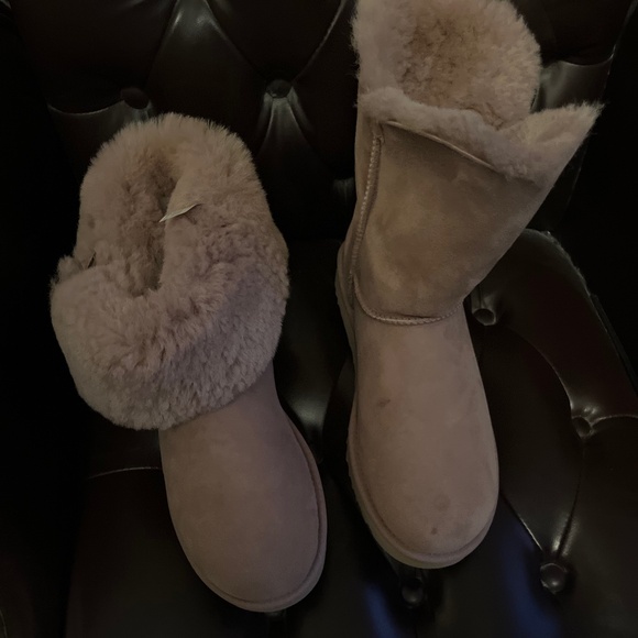 UGG NEW PINK SHEEPSKIN BOOTS 11 - Picture 1 of 12